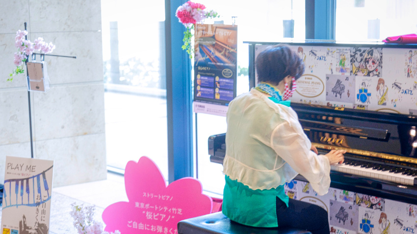 写真は2021年春の「桜ピアノ」